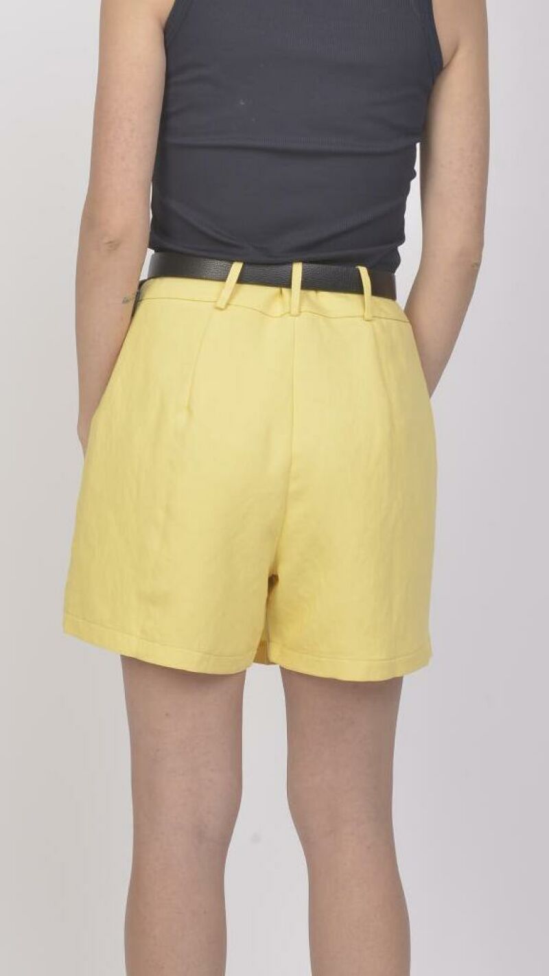 Imagem de Saia-shorts de Alfaiataria Mostarda com Pregas - Conforto e Versatilidade